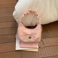 Rosa Halbmond Schultertasche mit gerafftem Wolkengriff und silbernen Kettendetails - Rosa