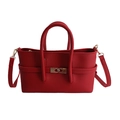 Bolso baguette rojo minimalista en cuero con una elegante hebilla de metal dorado - Rojo