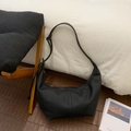 Primer plano del bolso hobo de media luna en cuero negro granulado con correa de hombro ancha - Negro