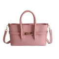 Bolso baguette rosa con textura de lichi, detalles dorados y asas superiores elegantes - Rosa