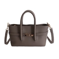 Bolso baguette minimalista taupe con textura granulada y cierre giratorio dorado - Gris