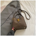 Retro-Eimer-Tasche in Dunkelbraun mit matter Textur und Goldbeschlägen für Damen - Braun