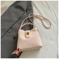 Elegante hellrosa Beuteltasche mit Goldverschluss und verstellbarem Schultergurt Damen - Rosa