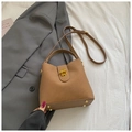 Dunkelbraune Eimertasche mit goldenem Drehverschluss und verstellbarem Schultergurt - Braun