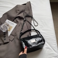 Sac bandoulière minimaliste en cuir verni noir avec chaîne en métal et plaque logo - Noir sans Pendentif