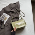 Sac à main minimaliste vert clair en cuir verni avec bandoulière chaîne et anse - Vert Sans Pendentif