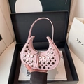 Sac à bandoulière rose en croissant avec clous métalliques et double fermeture éclair - Rose