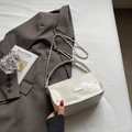Sac à main blanc matelassé avec bandoulière chaîne argentée et logo en métal poli - Blanc Crème (Sans Pendentif)