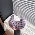 Borsa sottobraccio a mezzaluna lavanda con borchie argento e texture in pelle - Viola
