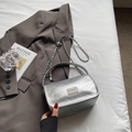 Sac tofu argenté avec texture plissée et bandoulière réglable sur une literie blanche - Argent Sans Pendentif