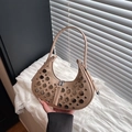 Borsa hobo in ecopelle beige con borchie metalliche argentate e lunghi tiretti - Cachi