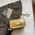 Sac à chaîne en cuir plissé beige crème avec bandoulière argentée sur blazer gris - Jaune sans pendentif