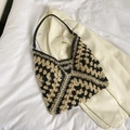 Schicke handgewebte Totebag im Schachbrettmuster in Beige und Schwarz mit Lederriemen - Schwarz