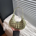 Borsa a mezzaluna verde chiaro con borchie argentate e doppia chiusura lampo - Verde
