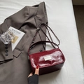 Sac à bandoulière bordeaux minimaliste en cuir texturé avec chaîne en métal et étiquette - Rouge Vin Sans Pendentif