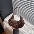 Borsa sottobraccio a mezzaluna marrone con borchie argento e zip elegante - Marrone