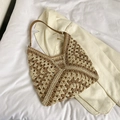 Geflochtene Hobo-Tasche in Braun und Beige mit Lederriemen auf cremefarbenem Blazer - Khaki