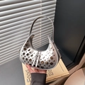 Borsa sottobraccio a mezzaluna argento con rivetti metallici e design moderno - Argento