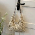 Handgefertigte cremefarbene Stroh-Tote-Bag mit braunen Ledergriffen im Boho-Hohlmuster - Gebrochenes Weiß