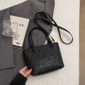 Borsa a mano classica in pelle nera con tracolla e texture vintage per le donne - Senza Ciondolo / Nero