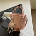 Bolso de hombro rosa para mujer con colgante de oso de peluche y suave textura arrugada - Rosa