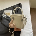 Bolso tipo cubo minimalista blanco crema con colgante de oso y correa ajustable - Blanco Roto