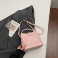 Sac seau en cuir grainé rose avec poignée et bandoulière réglable par Manden Verse - Sac Unique / Rose