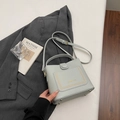 Sac seau chic vert clair avec bandoulière réglable et finition en cuir texturé - Sac Unique / Bleu