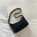 Borsa a spalla nera in finta pelle scamosciata a mezzaluna con tracolla regolabile - Nero