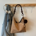 Dettaglio di una borsa tote in pelle scamosciata marrone con manico in perline di legno - Cachi Con Pendente