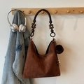 Dettaglio borsa shopper in camoscio con perline decorative in legno e ciondolo di peluche - Marrone con Ciondolo