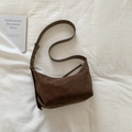 Borsa hobo in pelle scamosciata caffè scuro con tracolla regolabile in stile minimal - Marrone