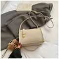 Retro quadratische Umhängetasche in Creme mit Golddetails und Bären-Anhänger - Beige Mit Anhänger