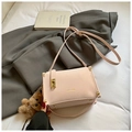 Rosa kleine Vintage Umhängetasche mit goldenen Beschlägen und süßem Teddybär-Anhänger - Roze mit Anhänger