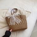 Bolso tote de paja tejida a mano con lazo de encaje y bordado floral en color marrón - Caqui