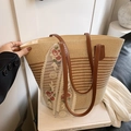 Detalle de bolso tote de paja tejida con cinta de encaje bordado y asas de cuero - Blanco Roto