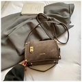 Sac bandoulière marron vintage en daim givré avec élégant fermoir doré et clous en métal - Café sans Pendentif