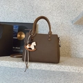 Détail du sac à main marron foncé effet cuir grainé avec charmant pendentif cheval en bois - Café Avec Breloques