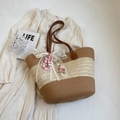 Dettaglio della borsa in paglia intrecciata con fiocco in pizzo floreale, perle e manici - Con Ciondolo / Bianco Sporco