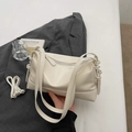 Dettaglio della borsa sottobraccio bianco crema con texture in pelle lucida e nappa - Bianco Sporco