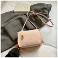 Petit sac carré rose minimaliste avec logo CHUUDON doré et détails métalliques - Rose Sans Pendentif