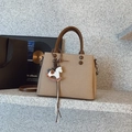 Détail du sac cabas en toile avec poignées en cuir marron et pendentif cheval en bois - Kaki Avec Pendentif