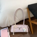 Detail der helllila geblümten Handtasche mit Spitzenschleife und Hasenanhänger - Rosa
