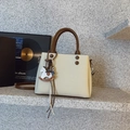 Détail du sac à main en toile écrue et cuir brun avec breloque cheval sur support pierre - Blanc Crème avec Pendentif