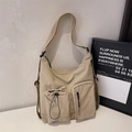 Dettaglio borsa a tracolla in nylon kaki con coulisse e tasche con cerniera e tracolla larga - Cachi Chiaro