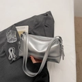 Dettaglio della borsa a spalla argento metallizzato con coulisse e cerniera lampo - Argento