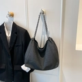 Schicke dunkelgraue Denim Hobo-Tasche mit Kettenriemen und modernem Faltendesign - Schwarz