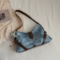 Blaue Denim-Achseltasche mit braunem Lederbesatz und silbernem Stern-Anhänger - Blau mit Anhänger