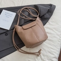 Sac seau kaki minimaliste avec texture litchi et fine bandoulière réglable - Kaki