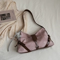 Rosa und braune Vintage-Umhängetasche mit Wildledertextur und Metallstern-Anhänger - Rosa Mit Anhänger